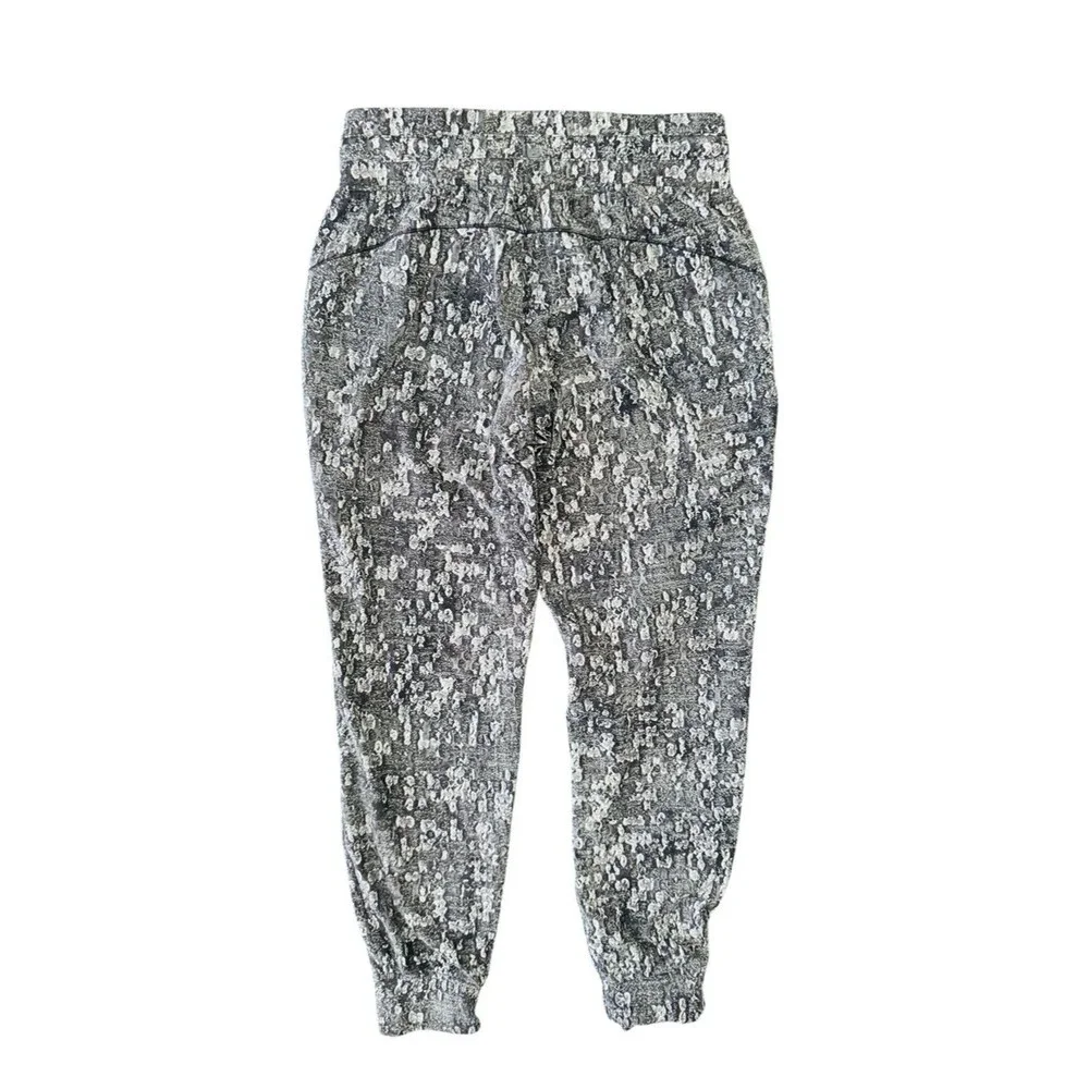 Lululemon Printed Joggers Sz 6 Gray White Athleisure Lounge Pants